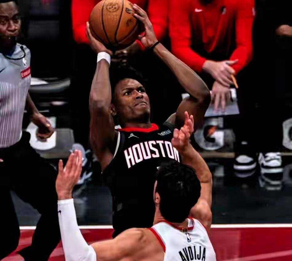 雄鹿轻取热火，恩比德带队取胜